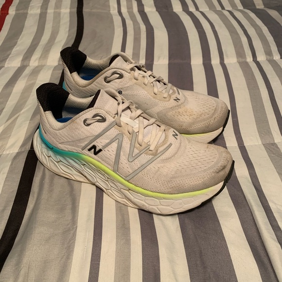 New balance fresh foam more V4 max cushion running walking shoes men 9 women 11 - Picture 1 of 10
